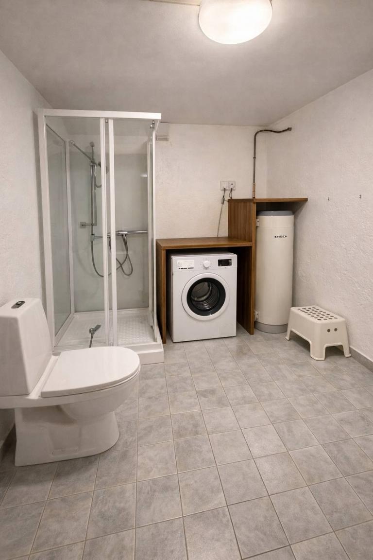 Bad/vaskerom
Flislagt bad med dusj, WC og vaskemaskin.