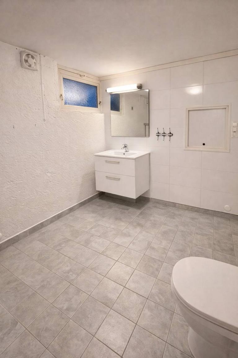 Bad (servant)
Moderne servant med speil og oppbevaringsplass.