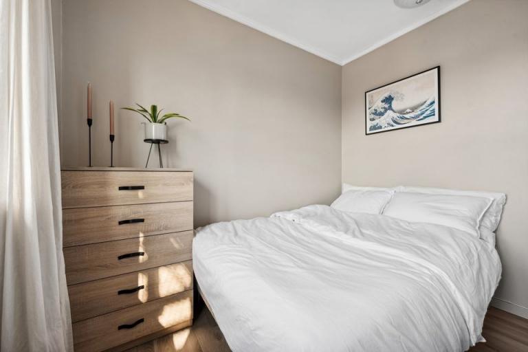 Soverommet byr på god plass til en dobbeltseng og et garderobeskap