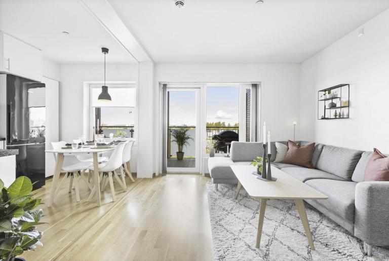 Det er en lys og romslig leilighet med god plass til både sofakrok og spisebord