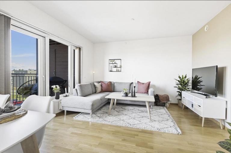 En svært hyggelig leilighet - god plass til sofa, bord og tv-benk