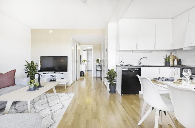 Videre kommer man inn i stue/kjøkken som ligger i en åpen løsning