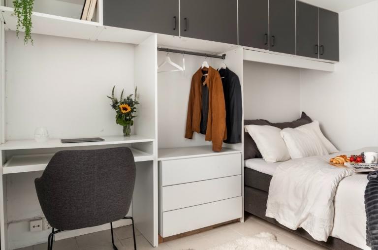 Soverom med rikelig oppbevaringsplass og studieplass. Queen size seng (150 cm). 