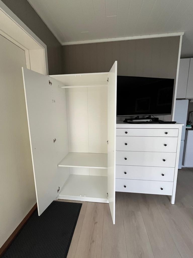 Garderobe og kommoder.