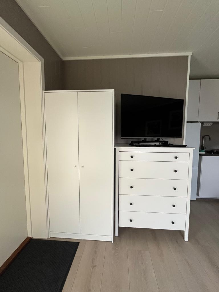 Garderobe og kommoder.