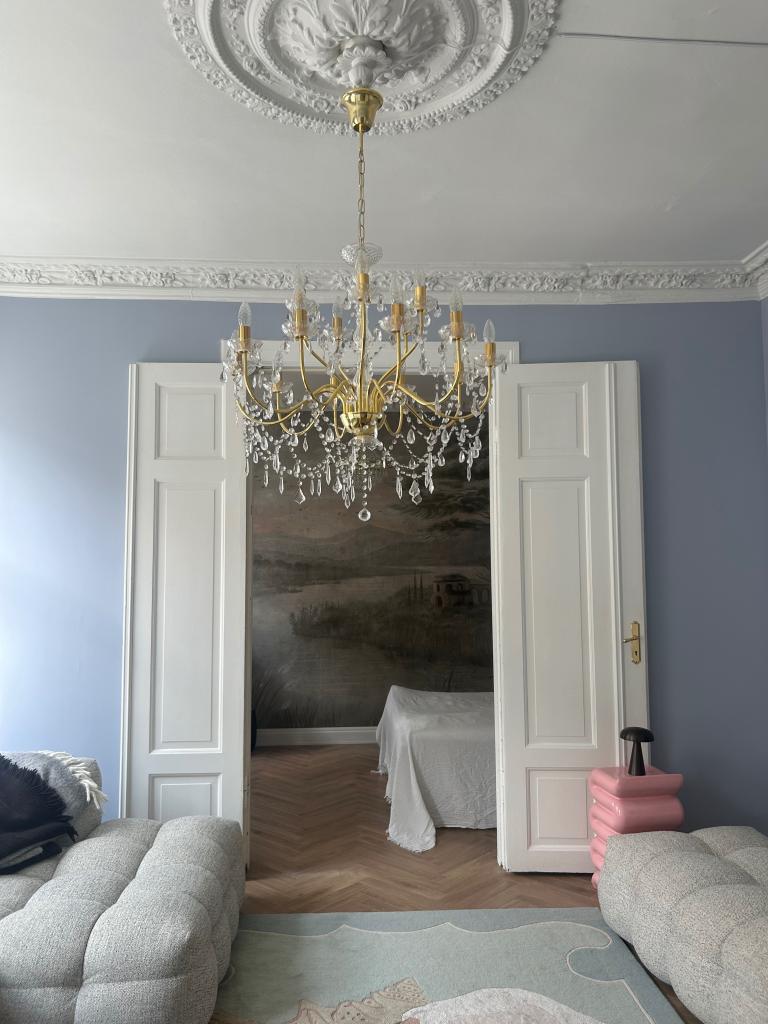 Rommet har dør ut til stuen