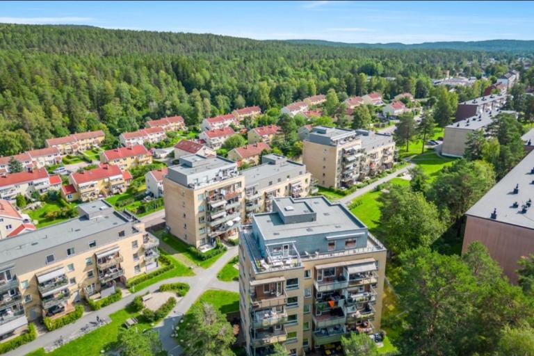 Velkommen til Hellerudveien 69. 
Attraktiv beliggenhet i et barnevennlig og populær området ved Oppsal/Trasop med kort gang avstand til butikk, offentlig kommunikasjon, barnehager og skole. Tveita senter og Oppsal senter i nærheten. 