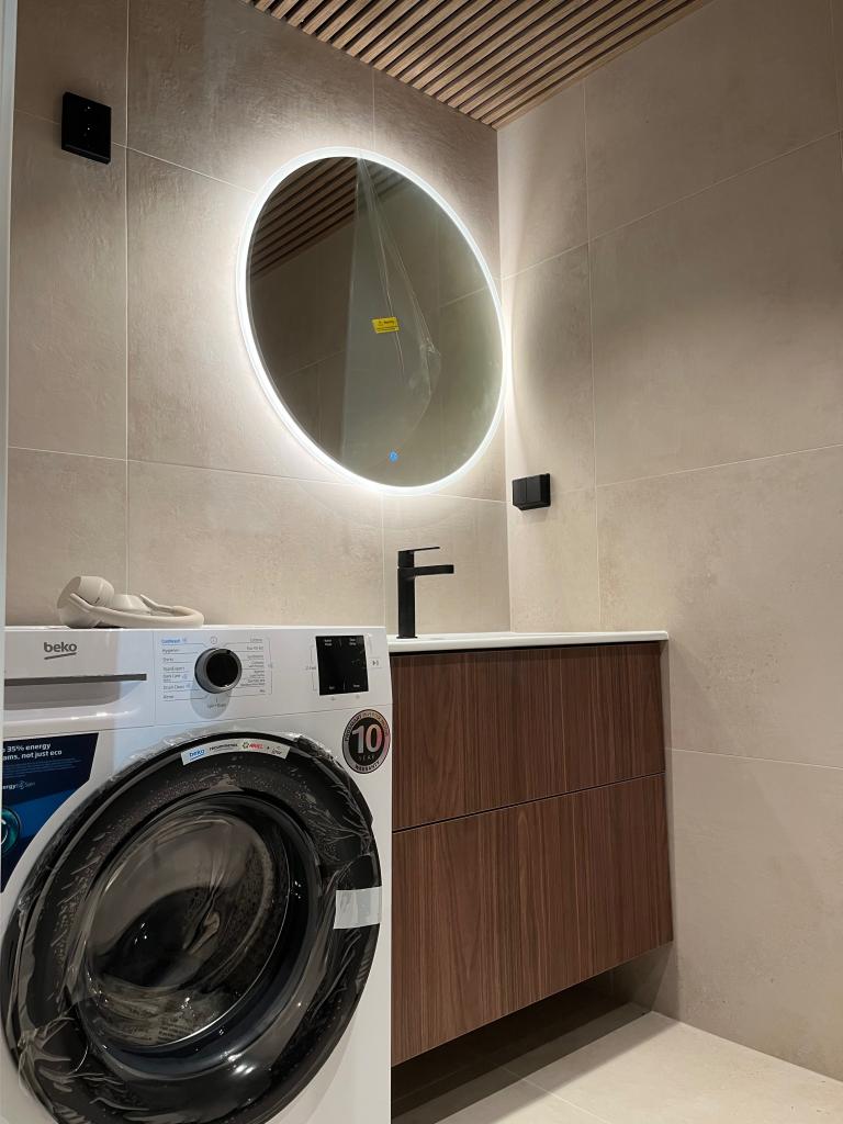 Helt nytt bad og vaskemaskin. Vask og tørk maskin.