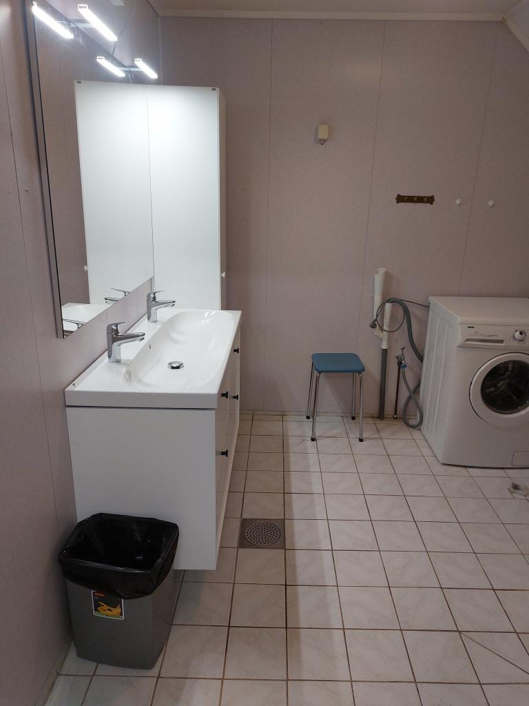 Stort bad med noe ny innredning, dusj og vaskemaskin