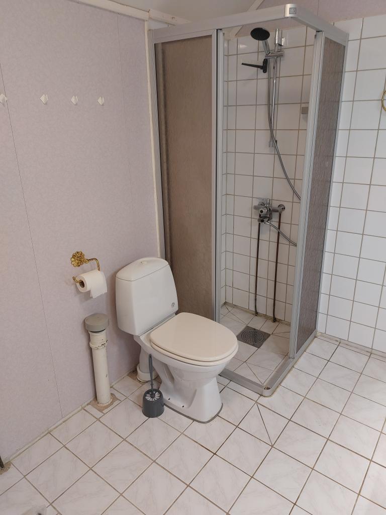 Toalett og dusj på badet