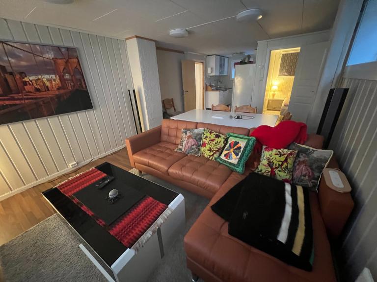 Her slapper du av godt.En sjeselong er en forlengelse på sofaen hvor man kan strekke ut beina, ofte kalt "sofa med hviledel" eller "chaiselong" (fra fransk: chaise longue = lang stol