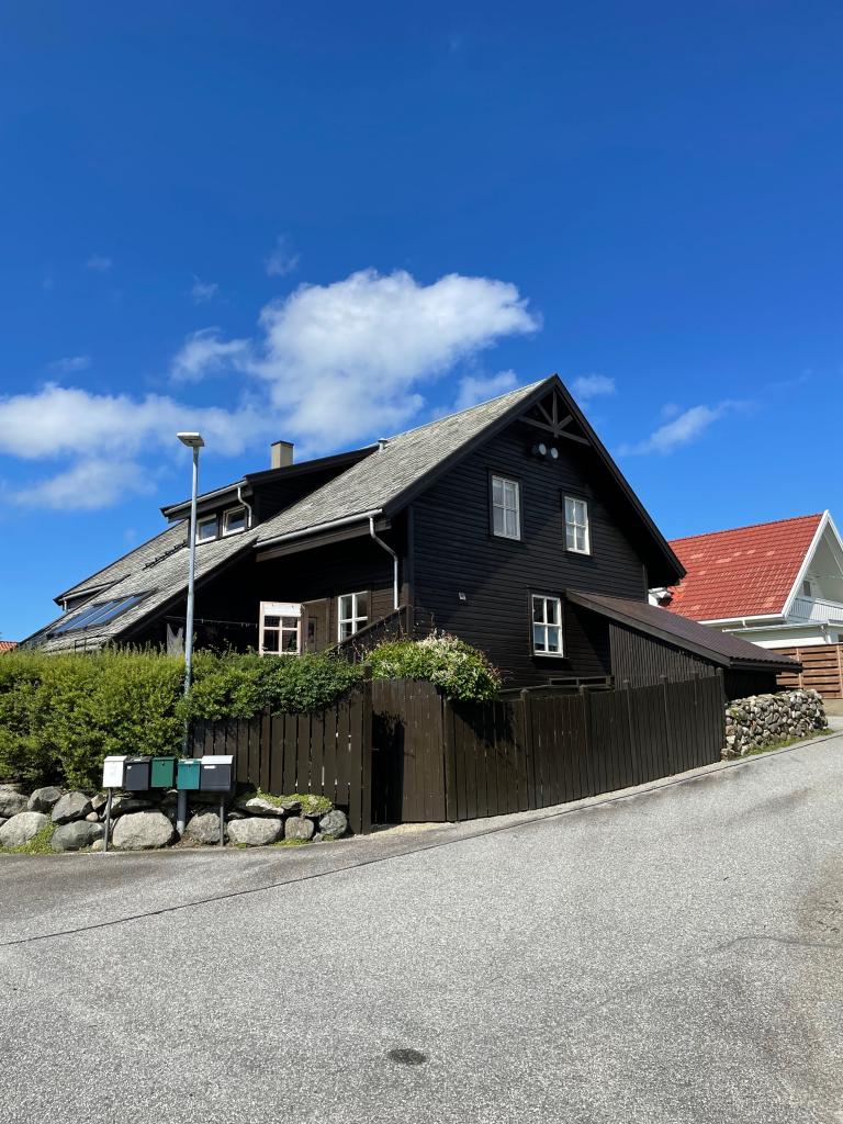Utvendig bilde av huset vårt.