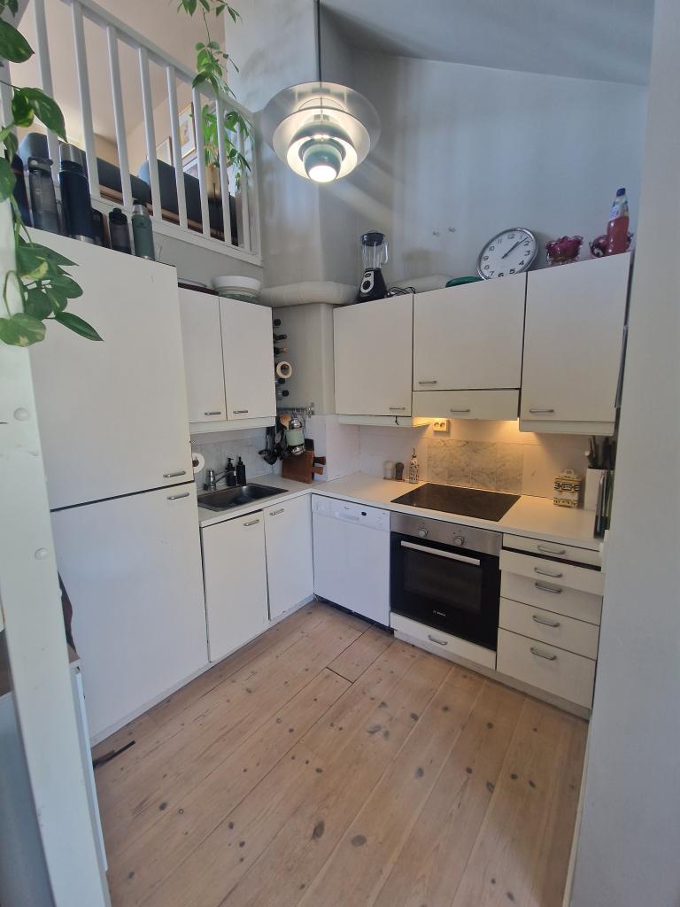 Kjøkken med ny oppvaskmaskin følger med.