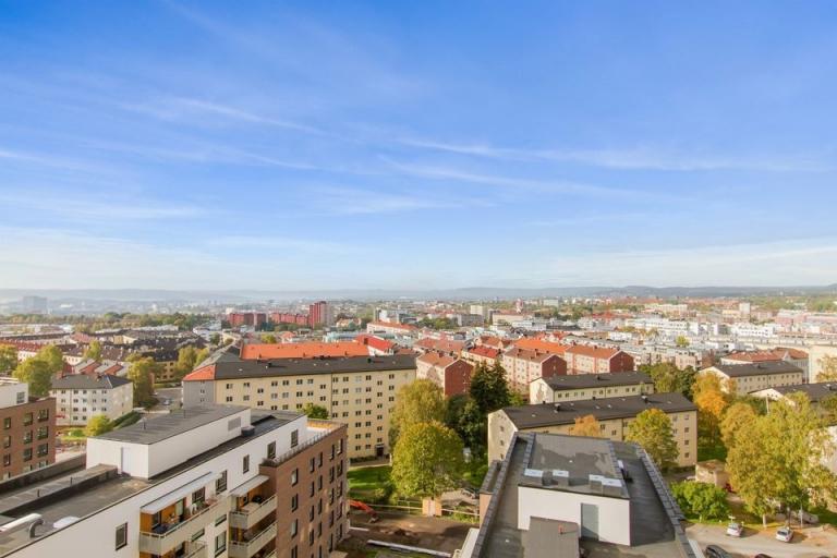 Utsikt over Oslo by, fjorden og Holmenkollen