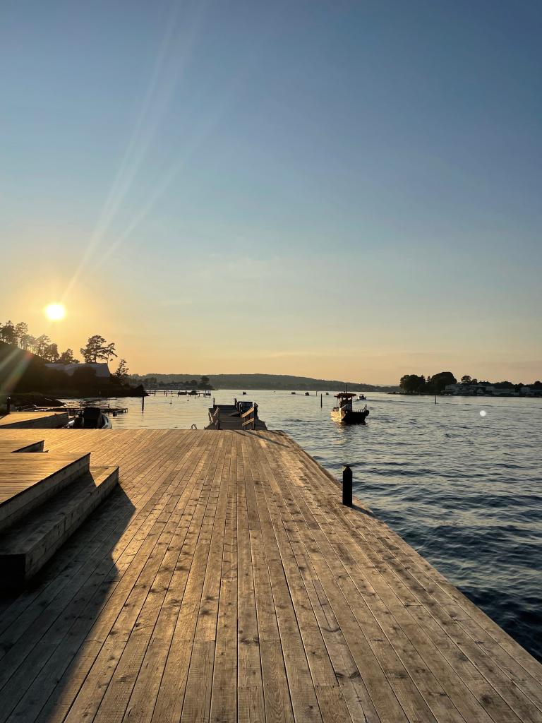 Brygga ligger et steinkast fra leiligheten og innbyr til både morgen og kveldsbad