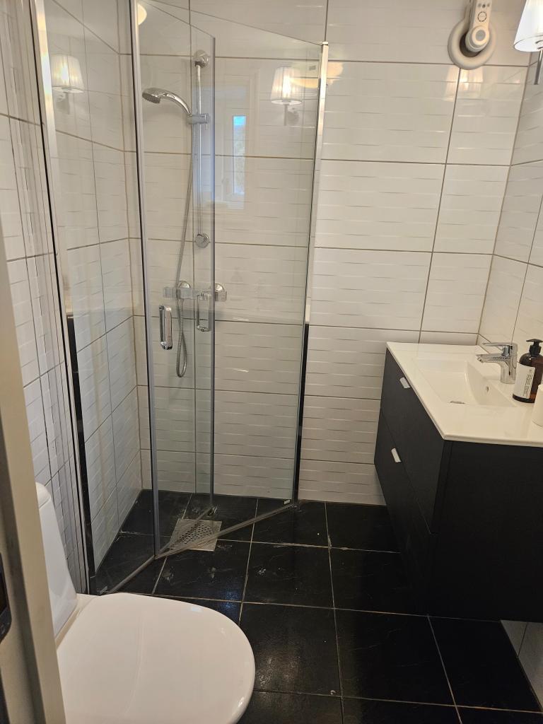 Bad med varmekabler og vifte