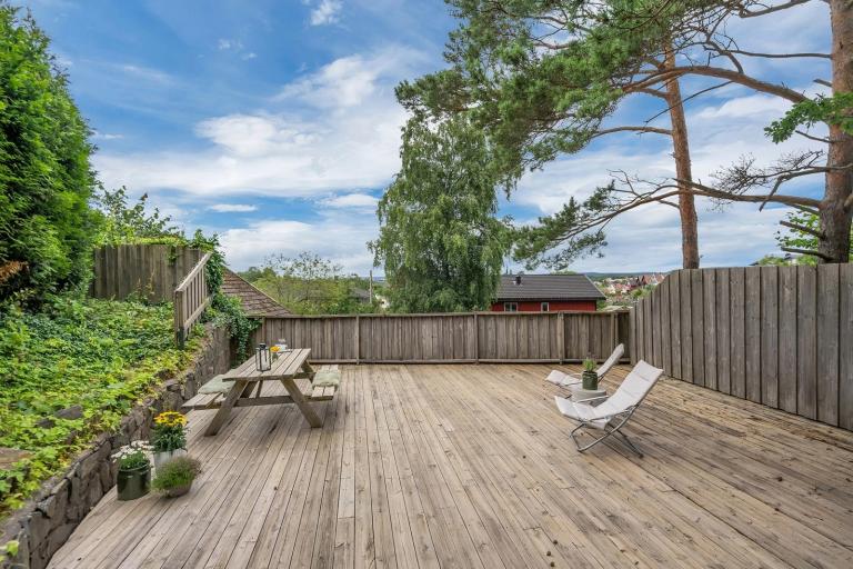 Utsikt fra platting på eiendommen.