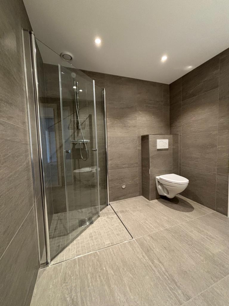 Bad: Dusjhjørne, vegghengt WC. Badet er nyrennovert i sin helhet. Varmekabler i gulv.