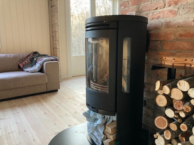 Koselig peis. Dør fra kjøkkenet ut til veranda.