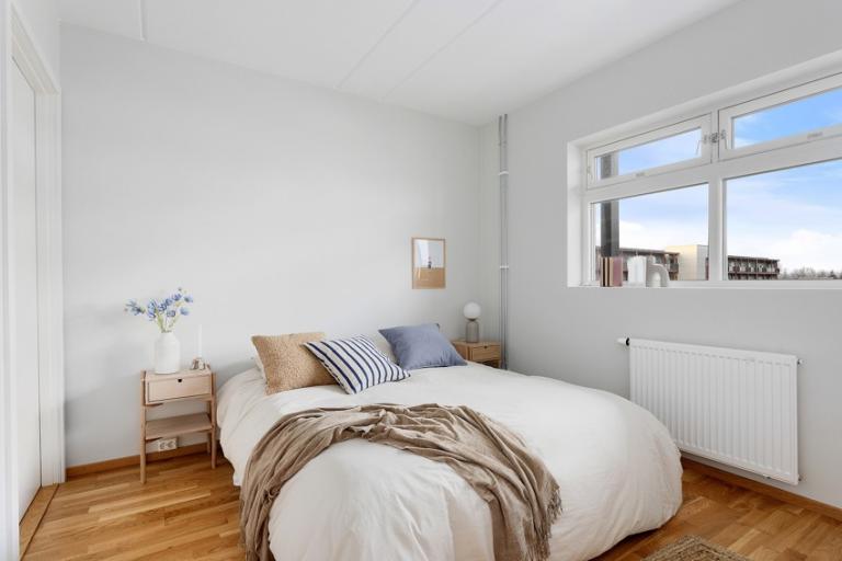 Romslig soverom med god plass og egen varmeradiator. I soverommet finner man en egen bod. Denne kan benyttes som ekstra lagringsplass, hjemmekontor eller walk-in closet. Alt etter behov!