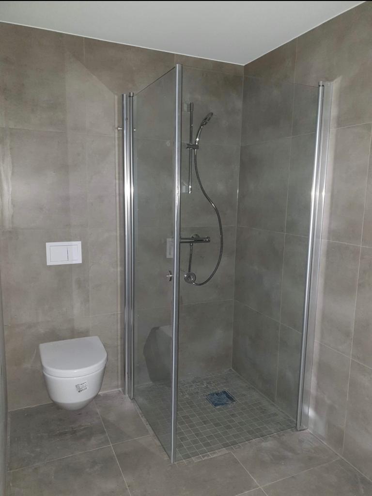 Stort bad med uttak for vaskemaskin og vannbåren gulvvarme