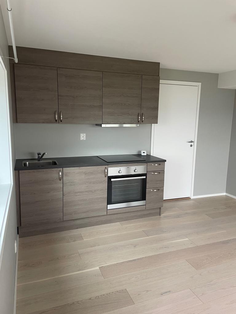 Komplett kjøkken med integrert kjøleskap