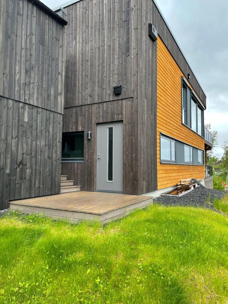 Egen inngang med lite terrasse/platting foran