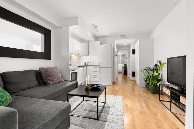 Stue med åpen kjøkkenløsning og videre til gang, bad og soverom