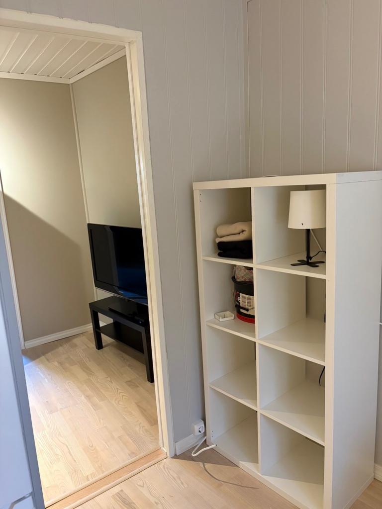 Fra kjøkkenet inn til stua