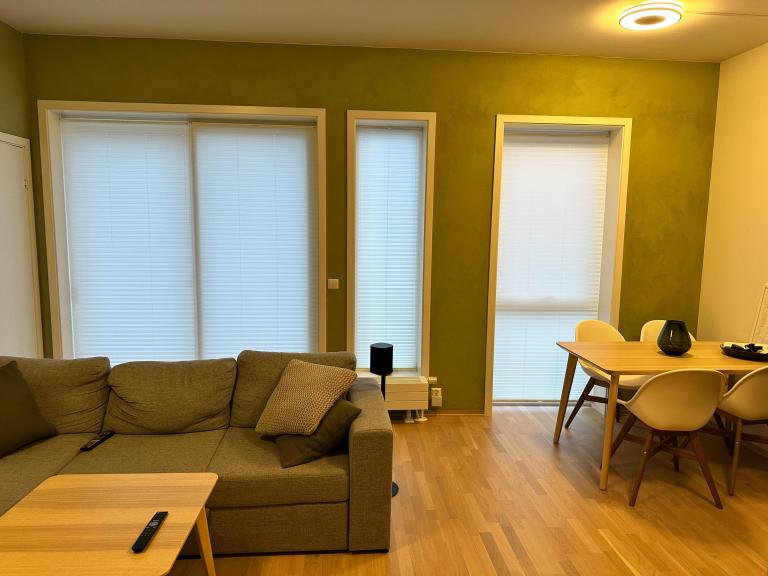 Markiser på alle vinduer som kan justeres begge veier