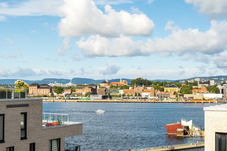 Fra balkongen er det nydelig utsikt mot sjøen, byen og Akershus festning.