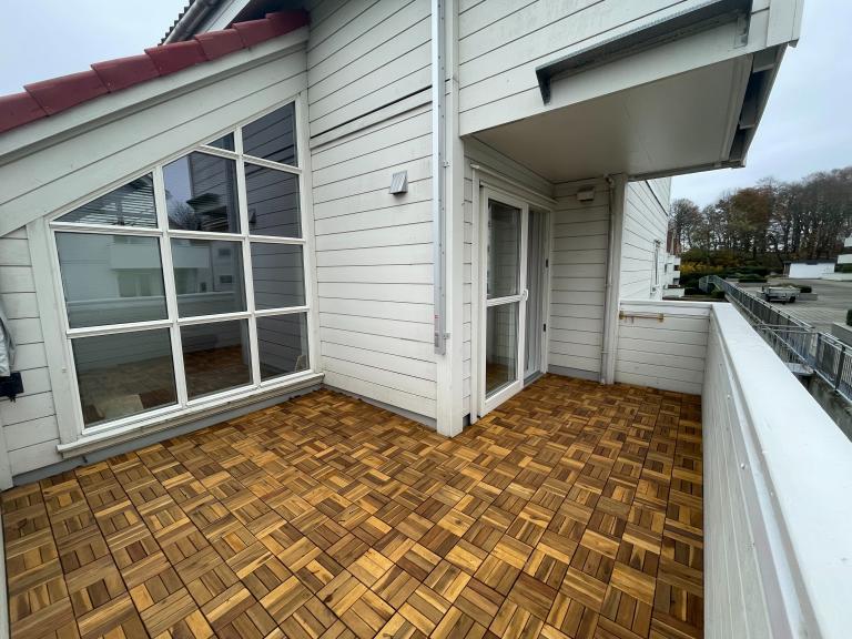 Her kan du nyte varme sommerdager! Oppgradert med nye trefliser.