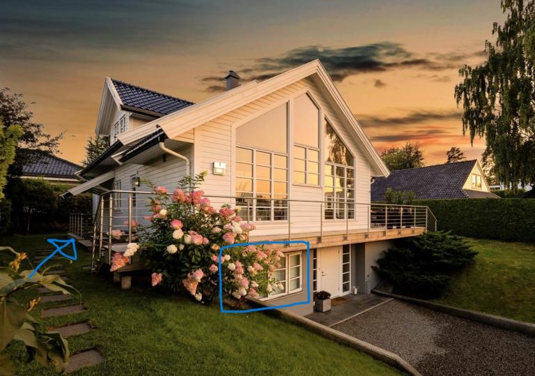 Vindu til soverom og egen inngang markert