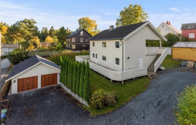 2.ettasje + 3.ettasje + gul bod til høyre i bildet