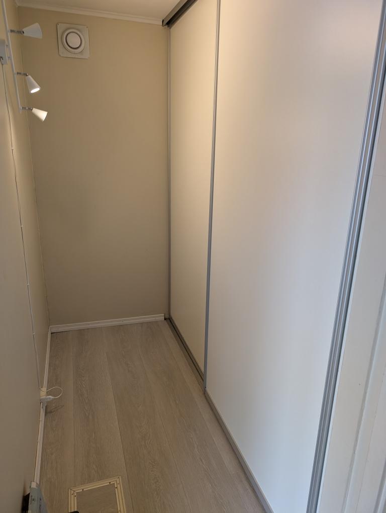 Stor skyvedørsgarderobe ved inngangen