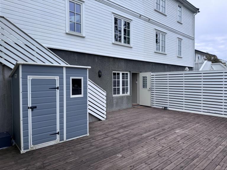 Stor terrasse med bod. Terrassen kan brukes etter nærmere avtale.