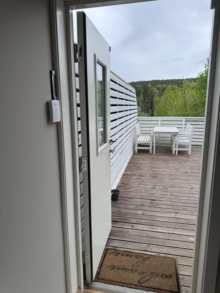 Inngangsparti sett innenfra. Alarm på veggen tilknyttet alarmselskap med rask utrykning.