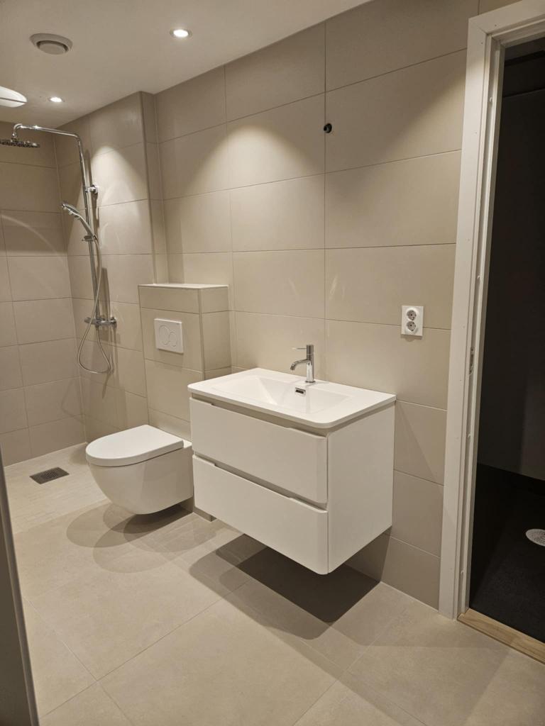 Bad med eget vaskerom innenfor.