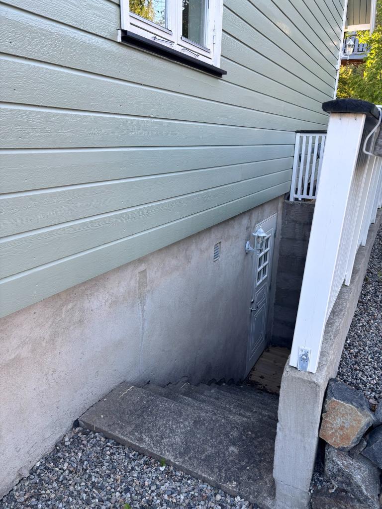 Trapp ned til inngang