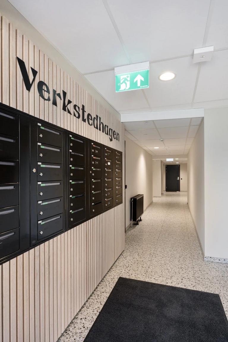 Inngangsparti og postkasser:
Velkommen til Verkstedhagen 16! Moderne inngangsparti med rene linjer, høy sikkerhet og navneskilt – her får du en god følelse fra første steg inn.