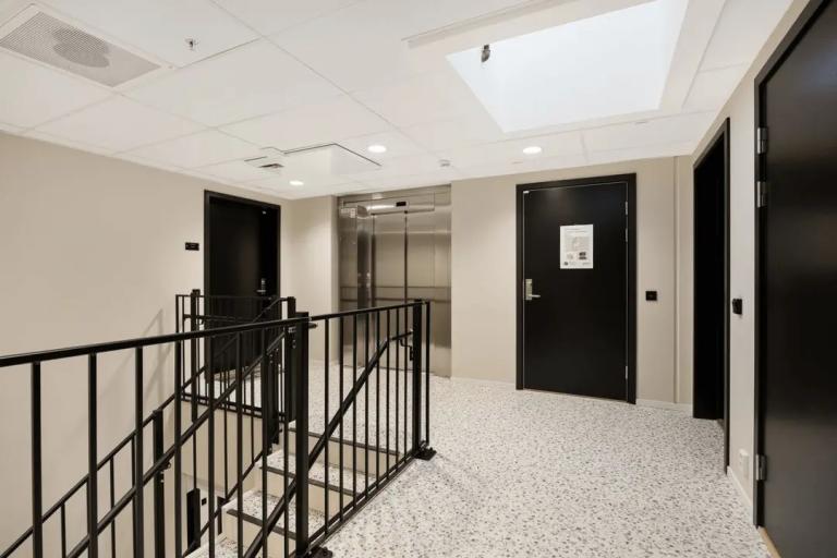 Inngangshall med heis og trapp:
Romslig og stilren felles inngangshall med både heis og trapp – lett tilgjengelig for alle, med praktisk tilkomst til hver etasje.