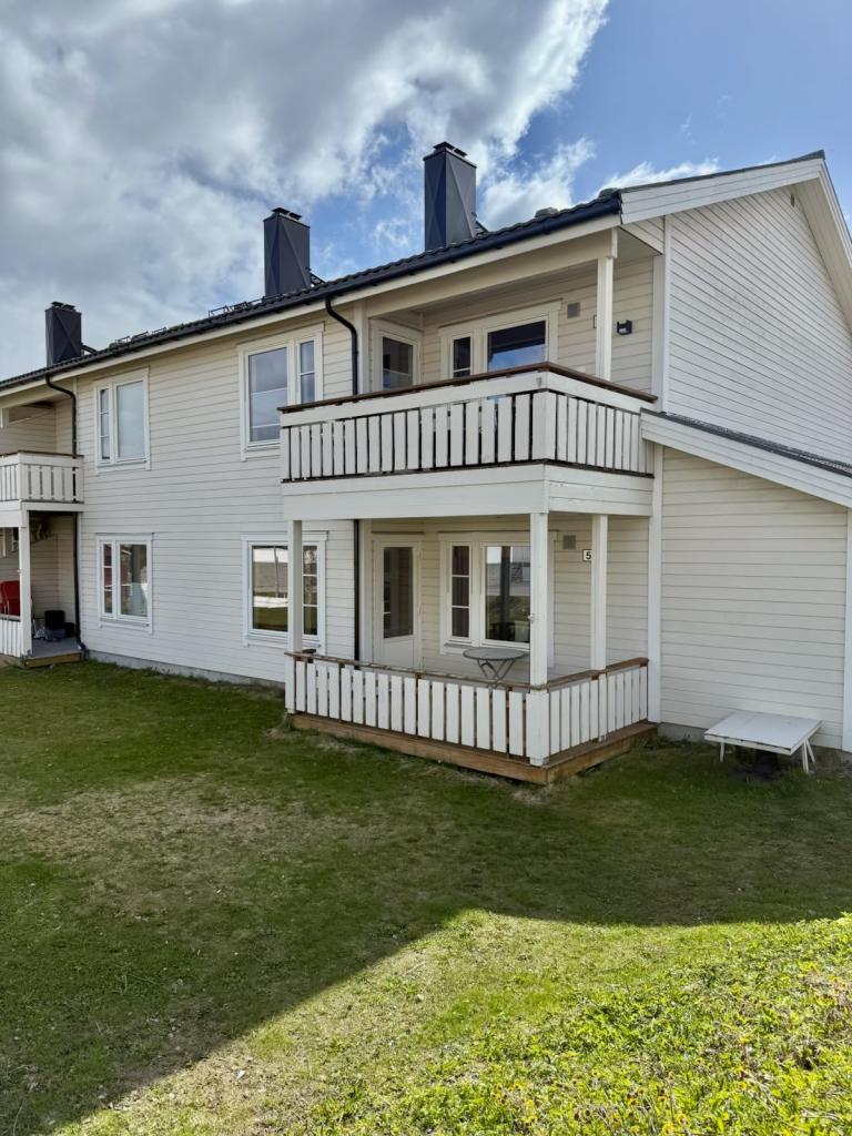 Fint uteområde med tilgang til gressplen. Hjørneleilighet på bakkeplan.