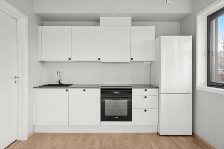 Stilrent Sigdal-kjøkken med integrerte hvitevarer – klart til bruk!