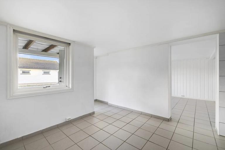 Kjøkken og stuedel, fliser med varme i gulv