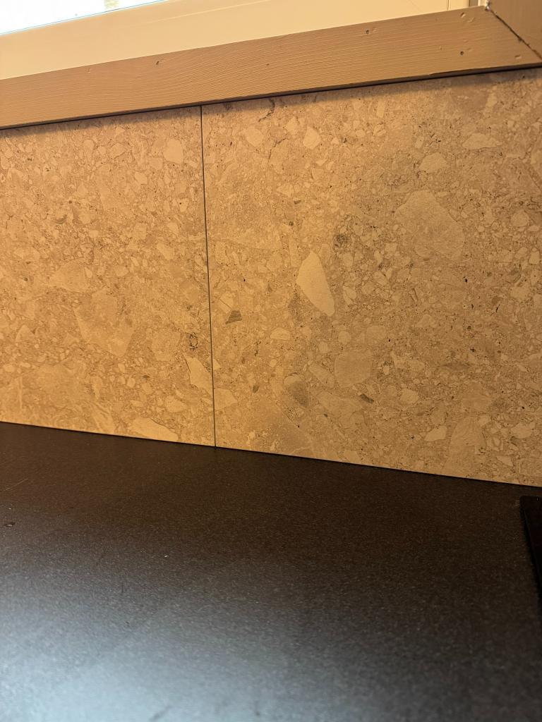 Fliser over kjøkkenbenk