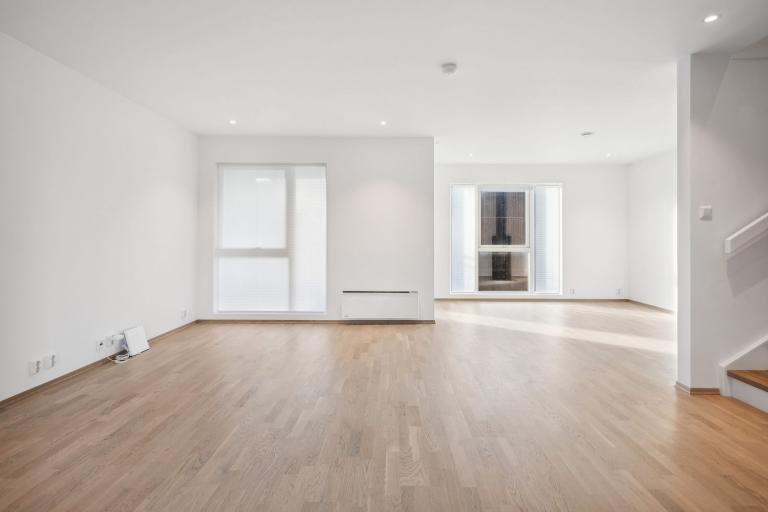 Romlig stue med god plass til innredning etter ønske og utgang til egen balkong