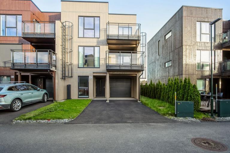 Utvendig fasade. Boligen har 3 plan og 2 balkonger