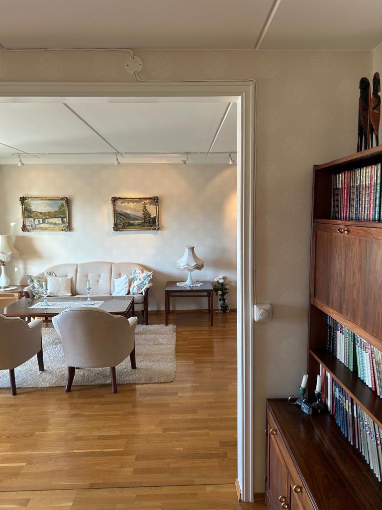 Stor stue. Anbefaler å se salgsannonsen for flere bilder av hele boligen.  