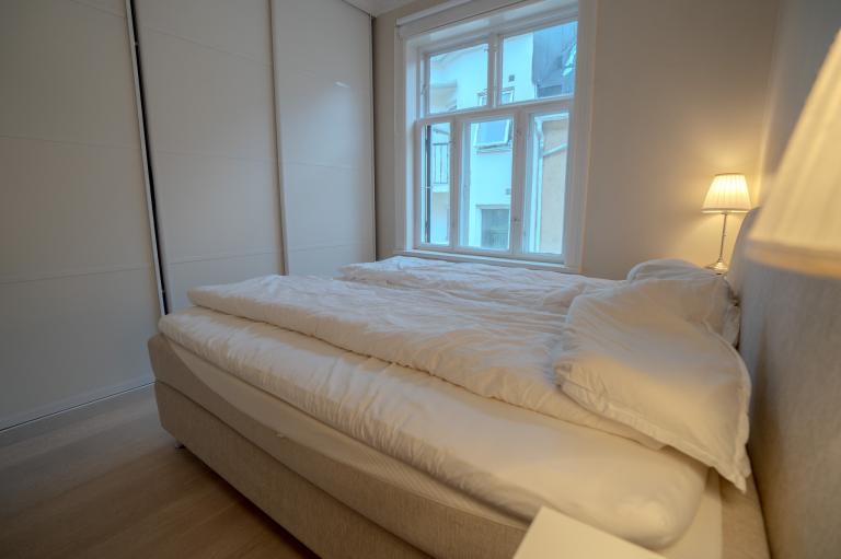 Hovedsoverom ca 11kvm, skap langs hele kortveggen gir mye lagringsplass