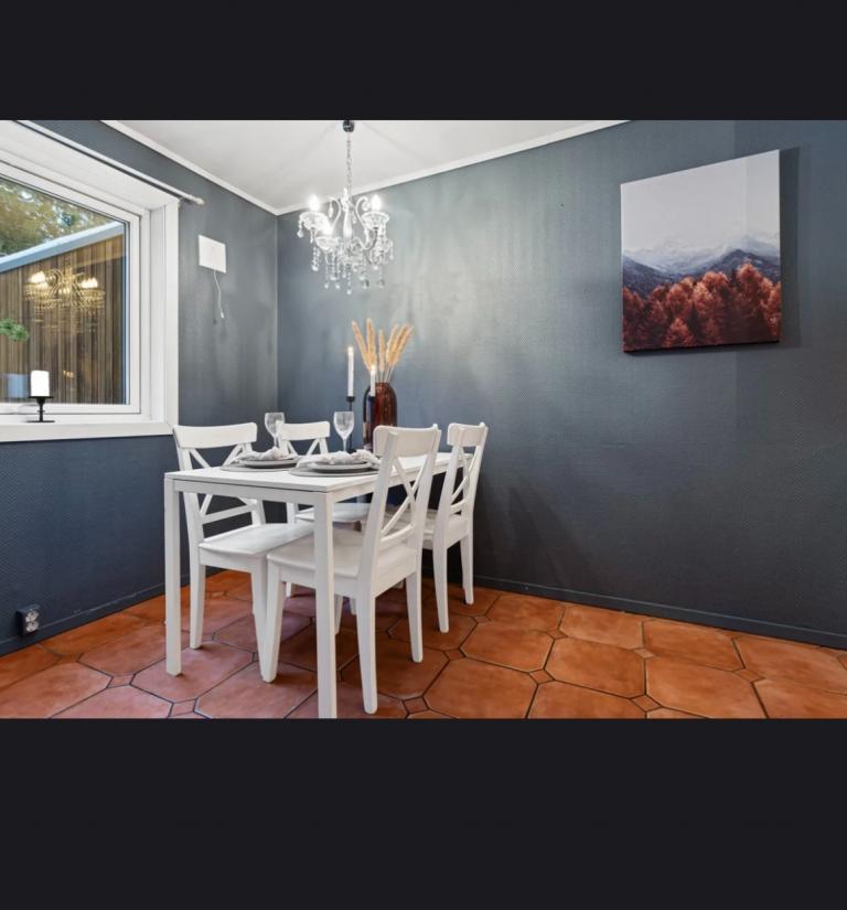 Spisebord og stoler på Kjøkken